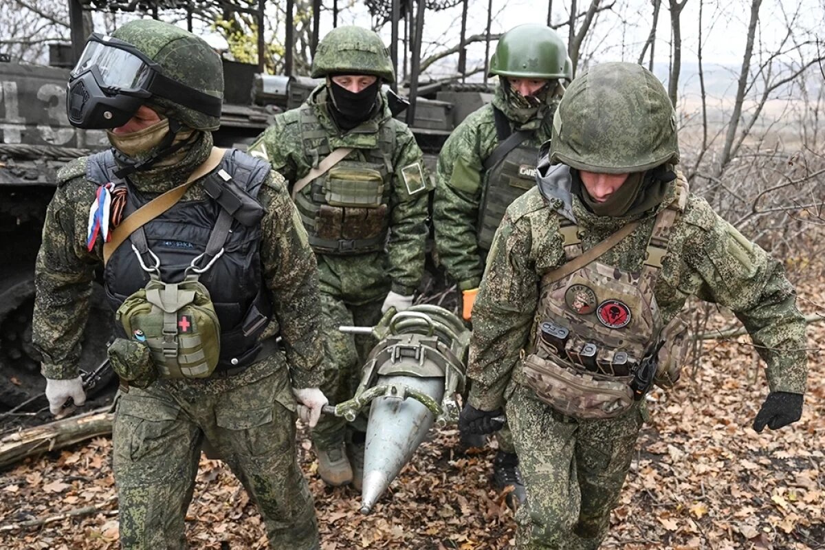    Военнослужащие расчета самоходной пушки 2С7 «Пион» группировки «Запад» в зоне СВО.