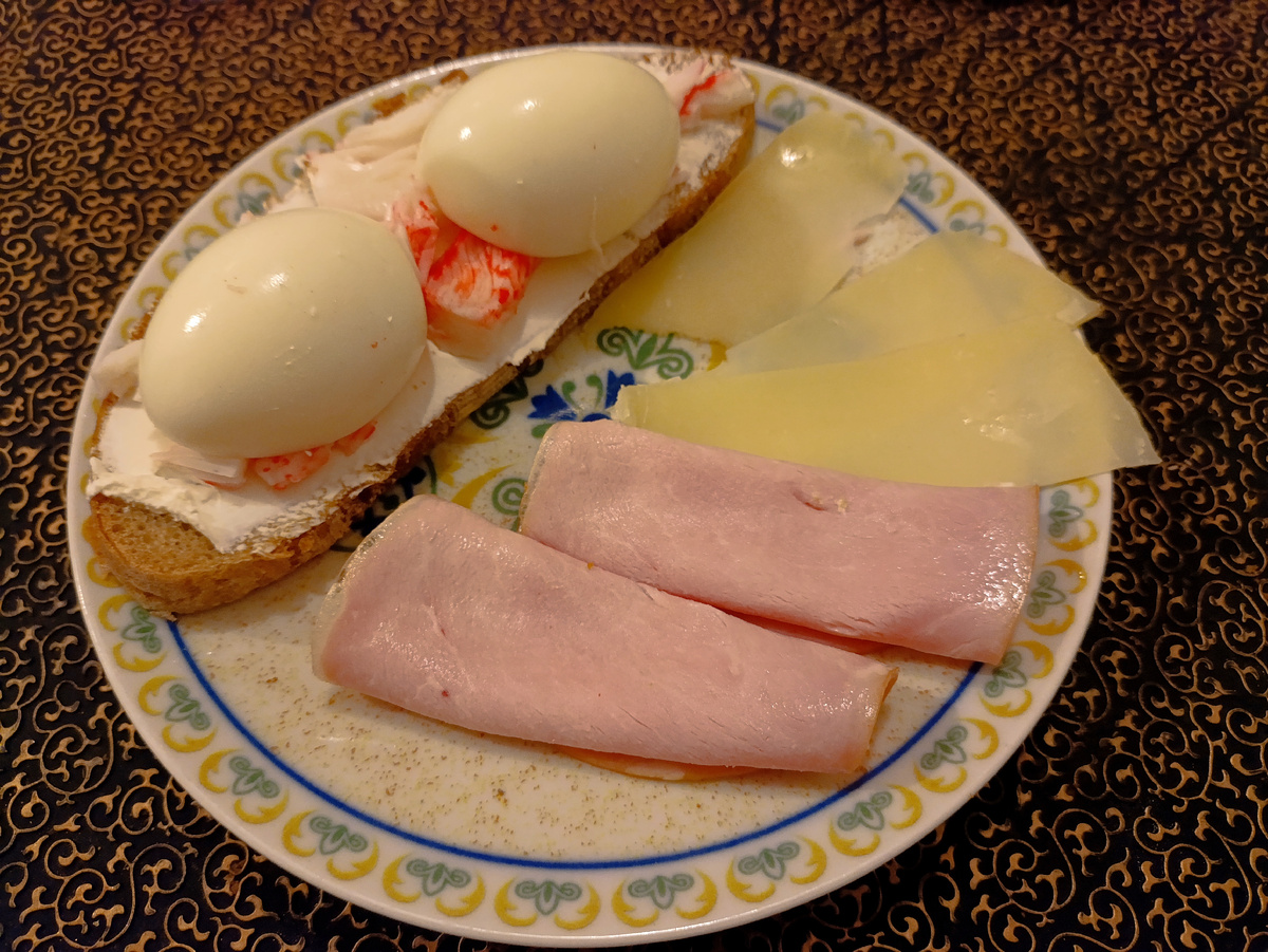 Бутер с крабовыми палочками, творожным сыром и яйцом, карбонат и пармезан + кофе без всего.