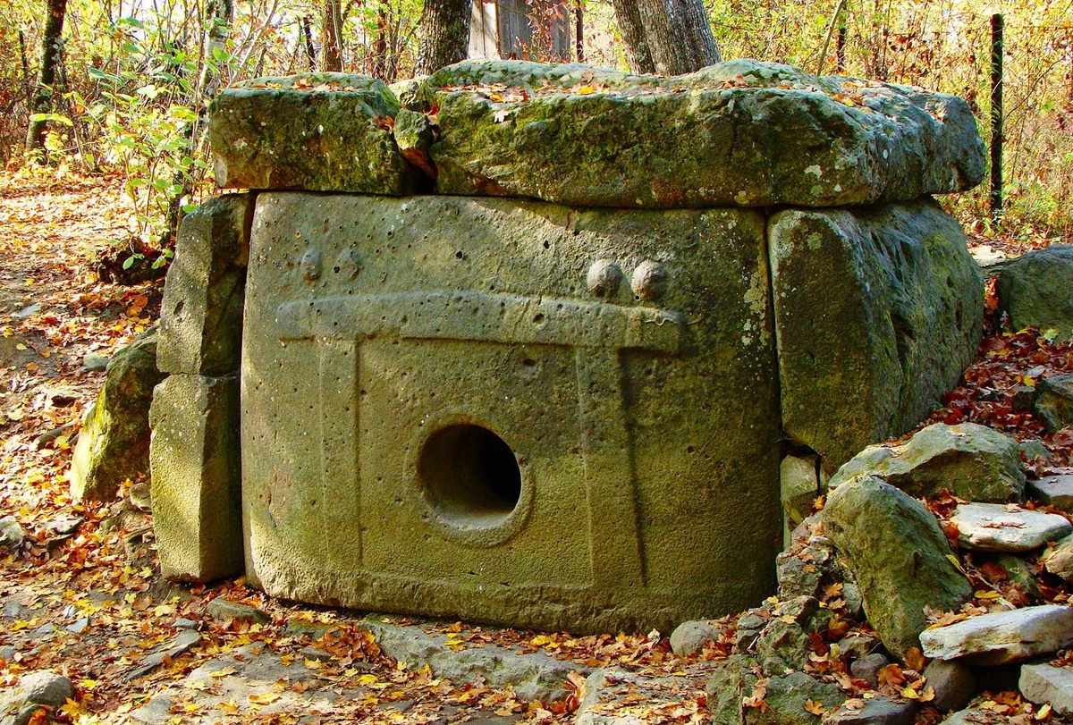 Дольмен Истра, хутор Широкая Щель.