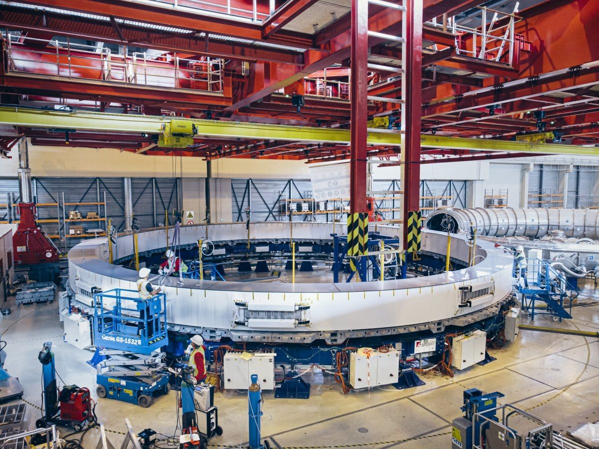    Одна из катушек сверхпроводящих магнитов ИТЭР / © Валентин Гибалов, блог TNENERGY