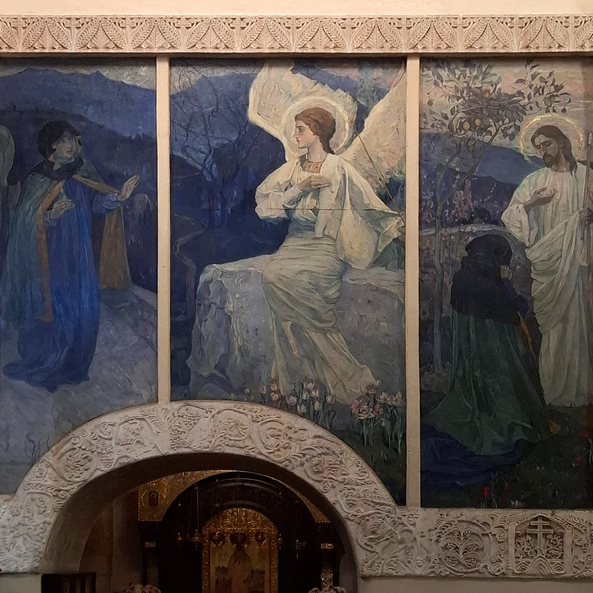 Покровский храм. Триптих авторства Михаила Нестерова «Воскресение (Утро Воскресения)», созданный в 1909 году. Фото автора.