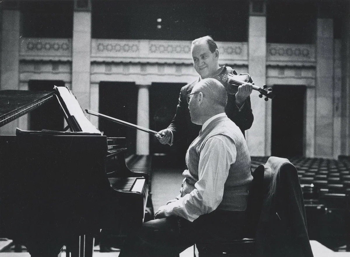 Shenker. Д. Ойстрах и В. Ямпольский на репетиции. Из фондов Музея музыки.