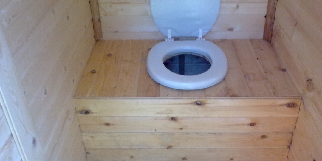 Первый туалет на участке: позорный столб или символ свободы?