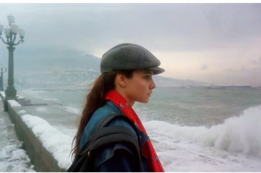 Как циклична мода... поколение моей мамы ходили в шарфах до земли, я сама ходила, подметая концами шарфа, то джинсы, то сапоги... ах, юность! Накрасишь глаза до висков и думаешь, что богиня Баст мелкопоместного пантеона