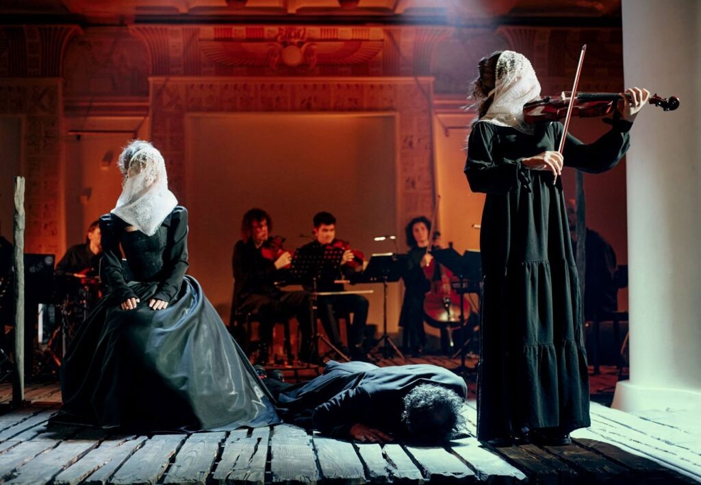    Фото предоставлены пресс-службой проекта. Фотограф Геворг Арутюнян Источник фото: Театр To Go