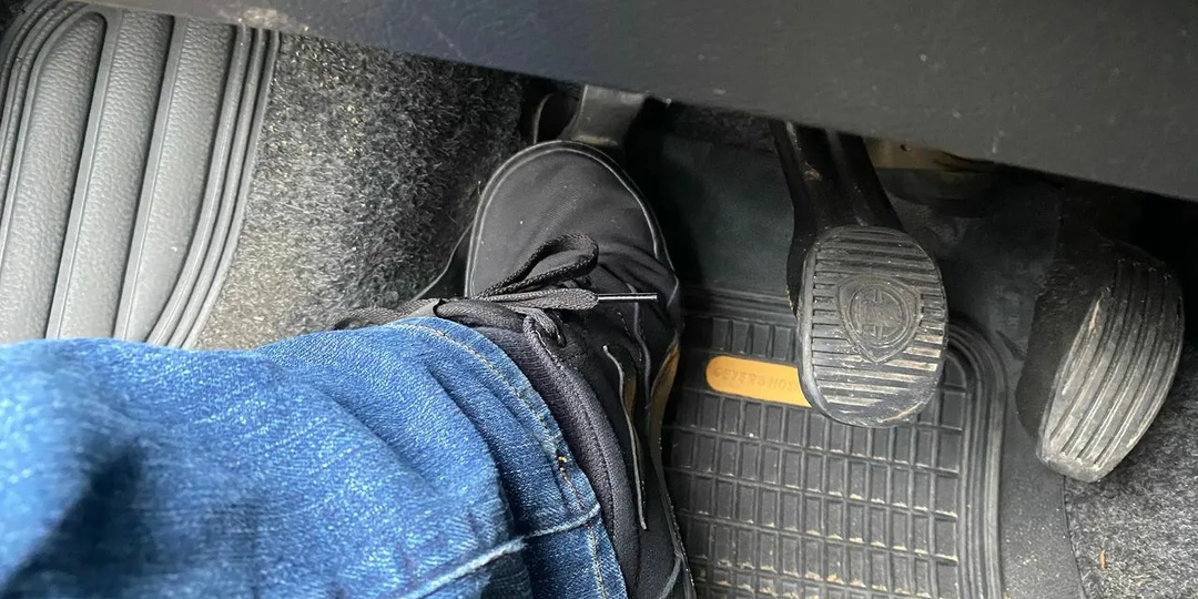 Нужно ли выжимать сцепление при запуске двигателя? Разбираем мифы и реальность