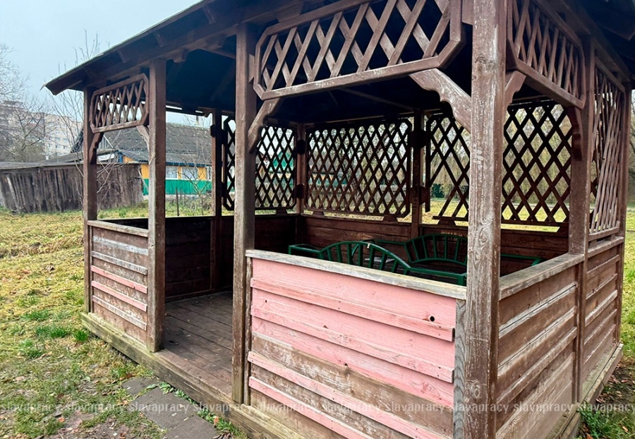     Кому не угодил дизайн? Беседка в Копыле стала жертвой "граффити"