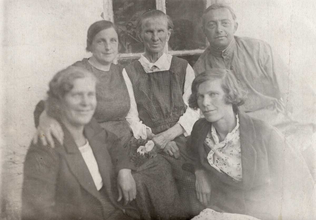 Ольга Ивановна Черепанова с дочерью, сестрой и матерью (Марией Марменовной) у родительского дома, фотография из семейного архива