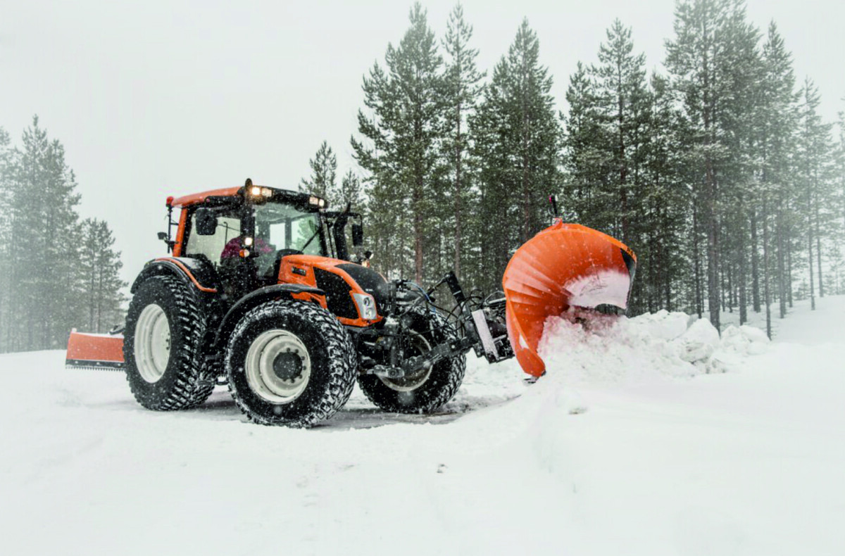 Трактор Valtra T 161 H на территории тюменского аэропорта Рощино