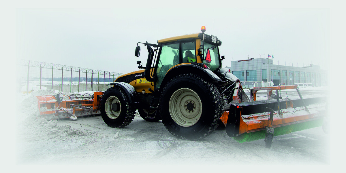 Трактор Valtra T193 на территории аэропорта Внуково