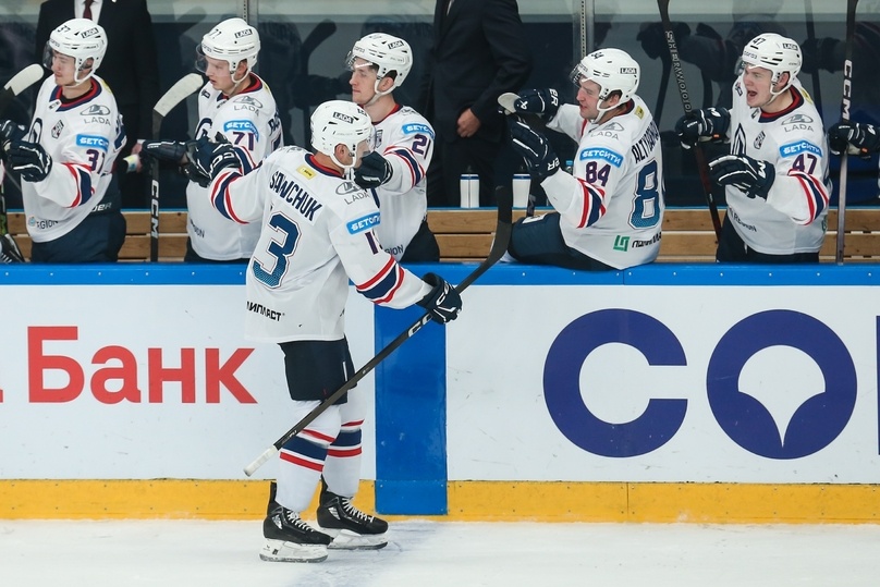     Райли Савчук с одноклубниками в Нижнекамске. Фото: соцсети ХК «Лада»