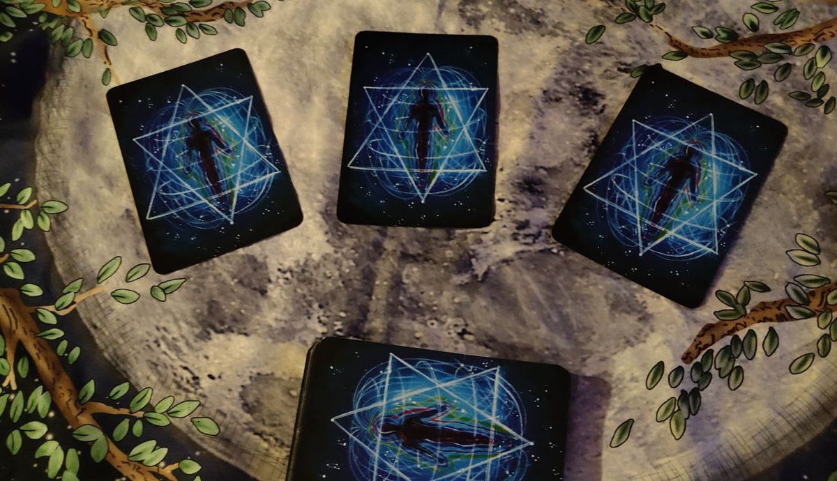 Выберите одну из трёх карт 