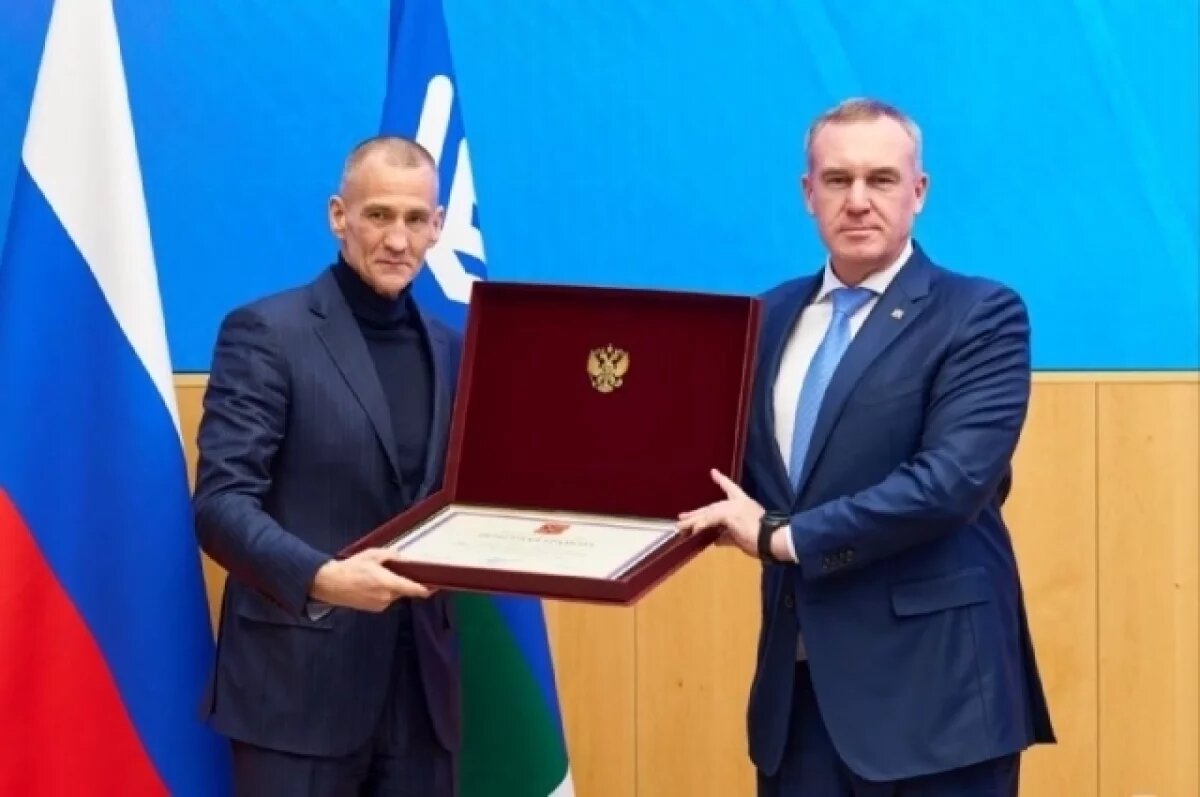    Андрею Трубецкому вручил награду губернатор Югры Руслан Кухарук.