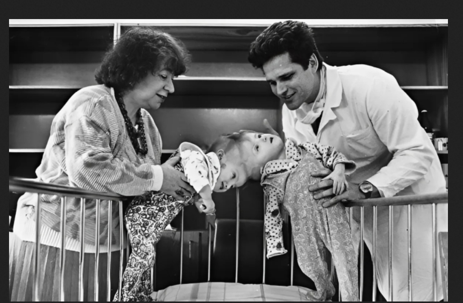 Вилия и Виталия до операции. Фото из открытого источника в Яндексе