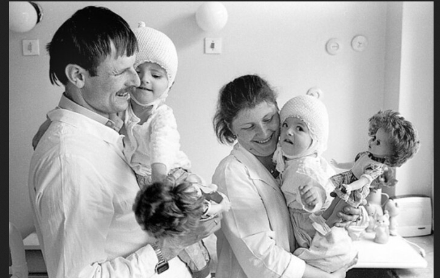 Вилия и Виталия Тамулявичюте после операции с родителями. Фото из открытого источника в Яндексе