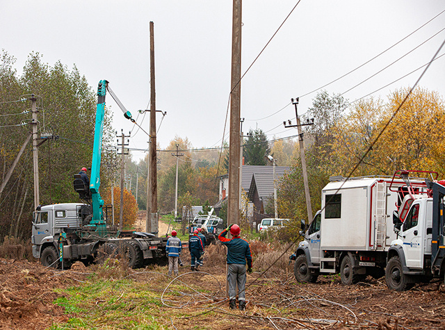 32 бригады тверских энергетиков устраняют последствия сильного ветра