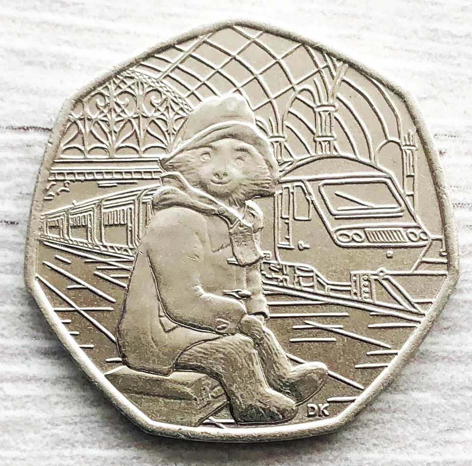 Великобритания 50 пенсов. Медведь Паддингтон из английских мультфильмов. Фото автора. 