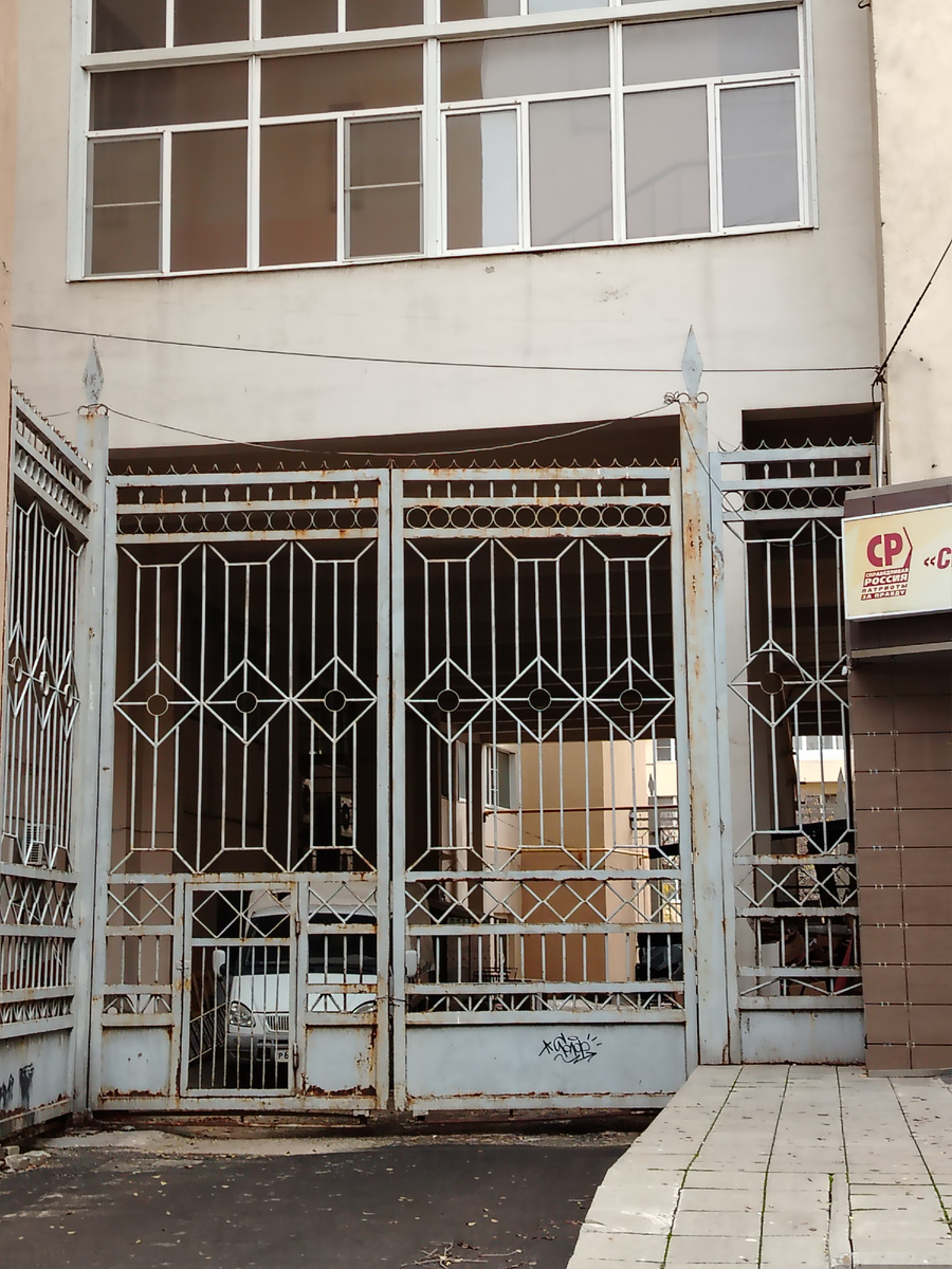 Ворота у дома Профсоюзов