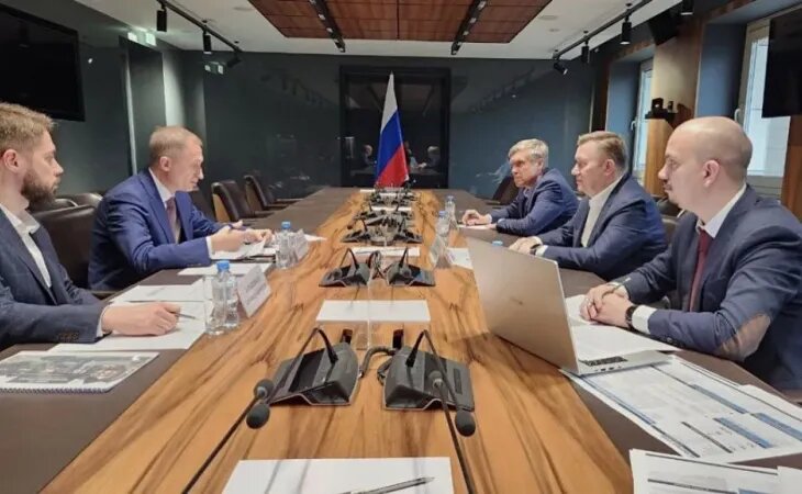 Рабочая встреча. Фото: пресс-служба Правительства АК