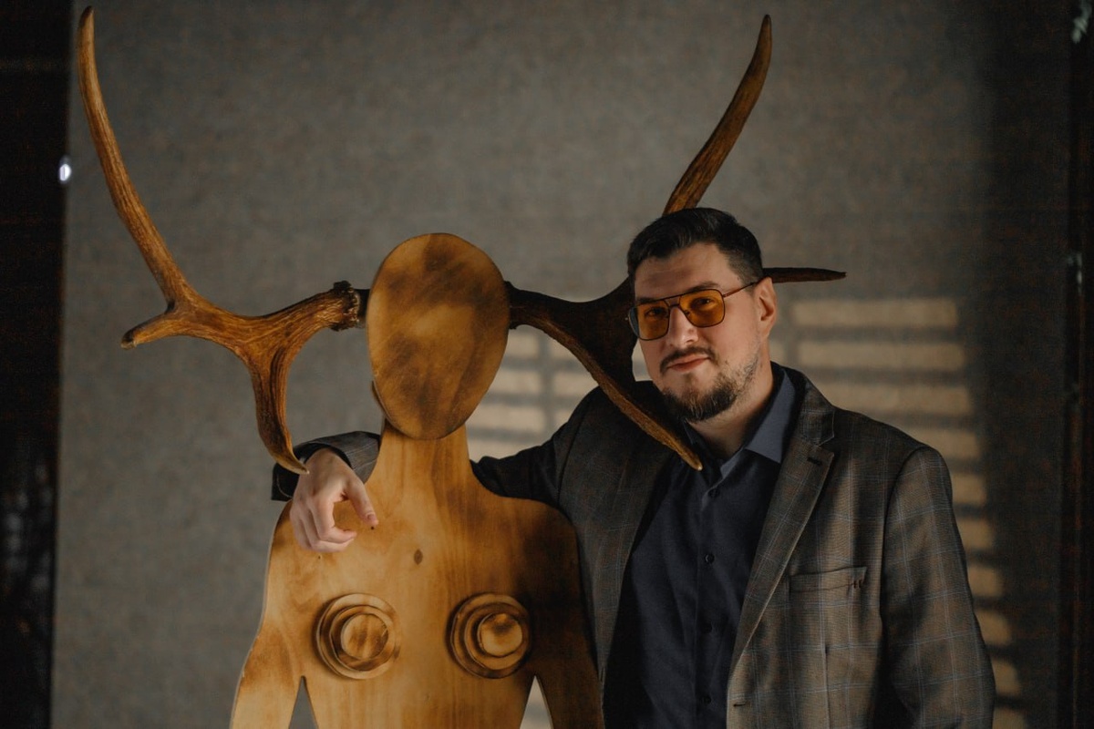 Прикольная вешалка, но, судя по ветвистым рогам,  она игнорировала признаки измены. 