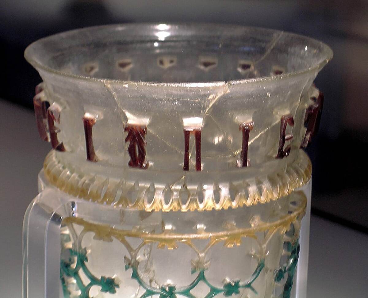     Второй найденный сосуд c клеймом. Перевод надписи: «Пей, да будешь ты жить» / © Private collection, photos: courtesy Corning Museum of Glass
📷    Третий сосуд с надписью и символом. Найден в Кельне. 300–350 гг. н. э. Перевод надписи: «Пей, и пусть тебе всегда сопутствует удача!». / © Römisch-Germanisches Museum, Cologne, 60.1. Photo: Hallie G. Meredith
