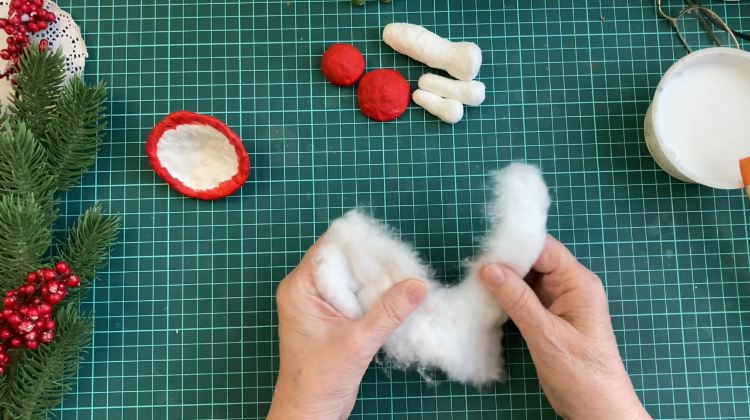 Отделяем небольшую полоску ваты. Фото: Елочные игрушки ЕленыКа     