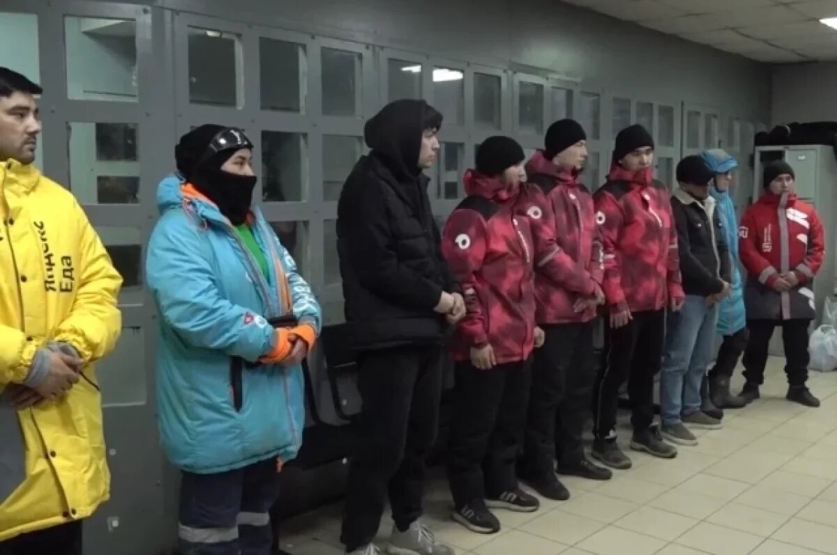    Мигрантам в Петербурге продлят запрет на работу в доставке и такси