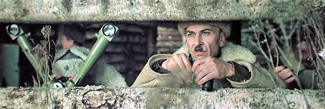 Снимок 1. Командующий 316-й стрелковой дивизией генерал-майор И.В. Панфилов на командном пункте в Гусенево наблюдает за движением танковых клиньев группы армий «Центр», рвущихся к Волоколамскому шоссе.