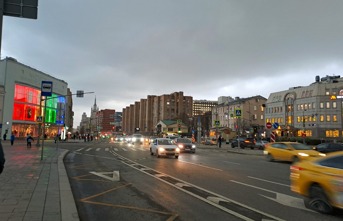 А на улице рано темнеет теперь. На остановке ул. 1905-го года в половине четвёртого.