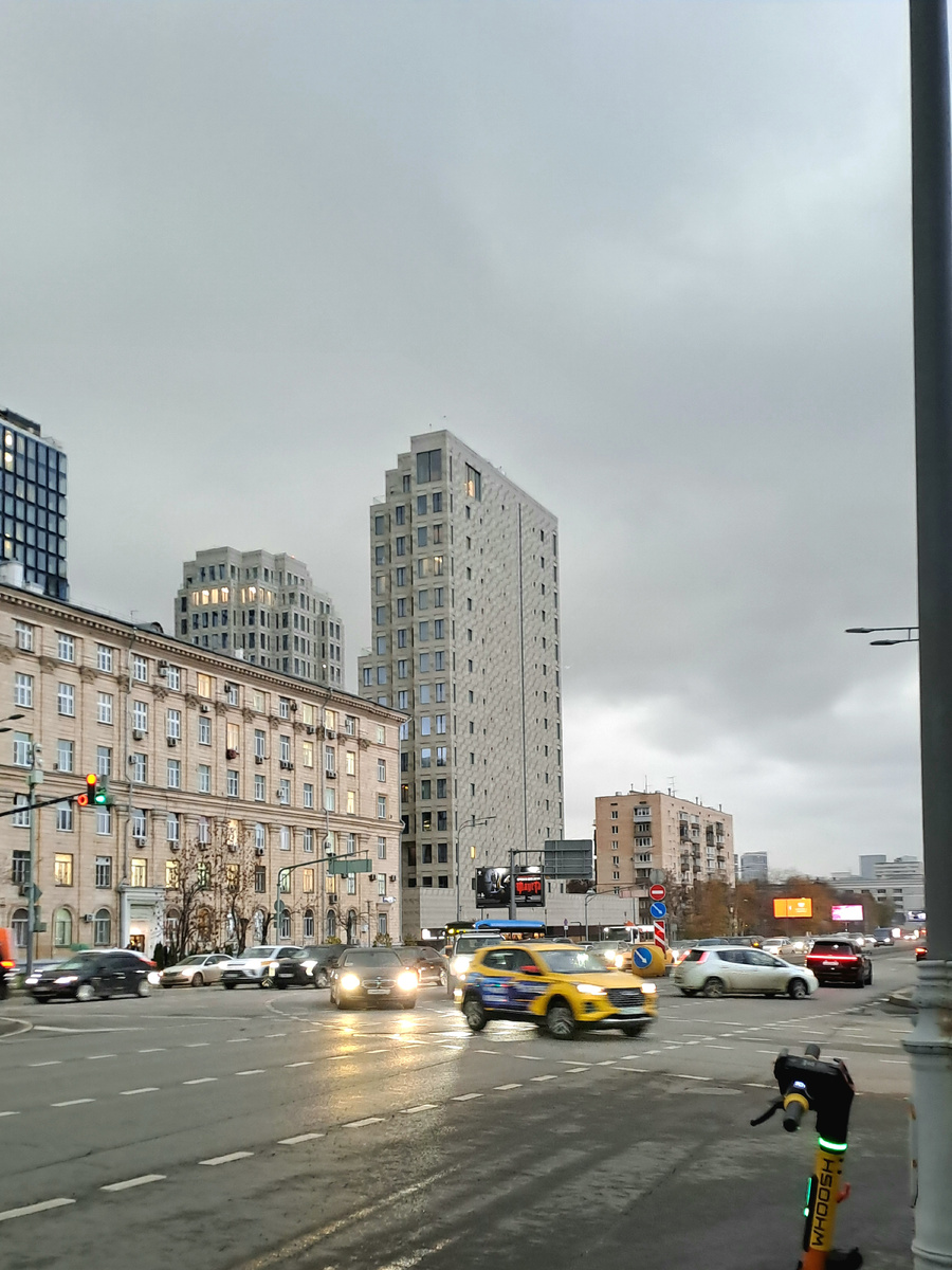 Вот это новое высотное здание на Звенигородском шоссе очень странное. У него со стороны фасада почти нет окон.