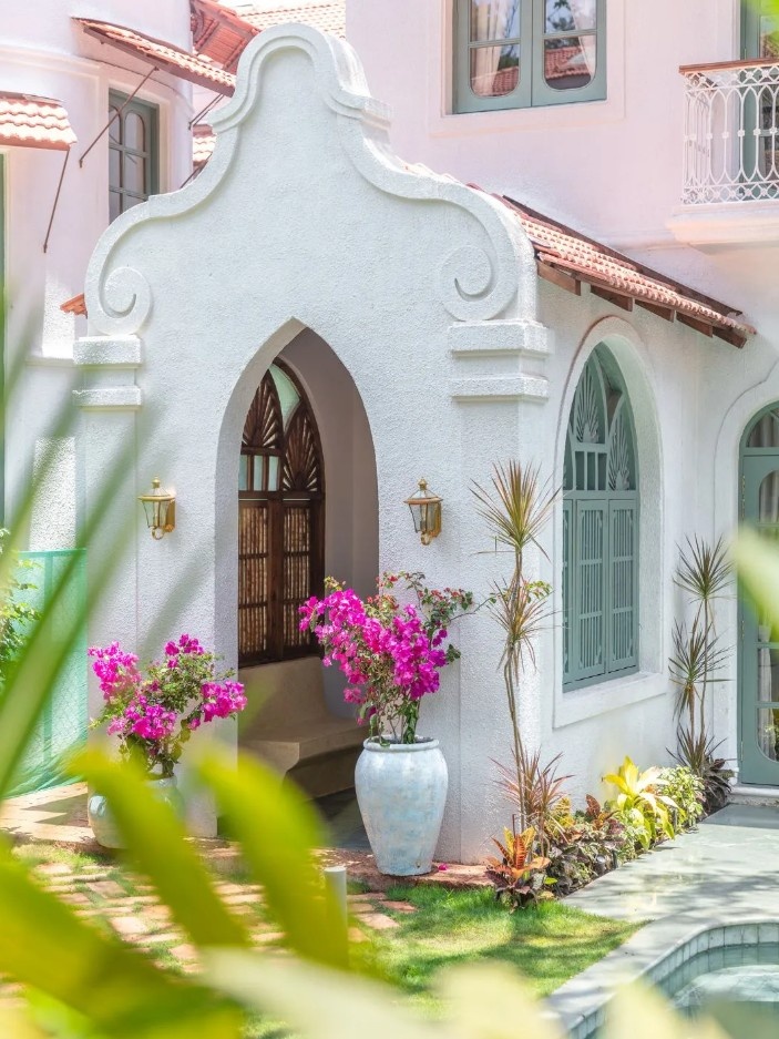 Балкон выходит к бассейну и смягчает переход от внутреннего пространства дома к внешнему миру.