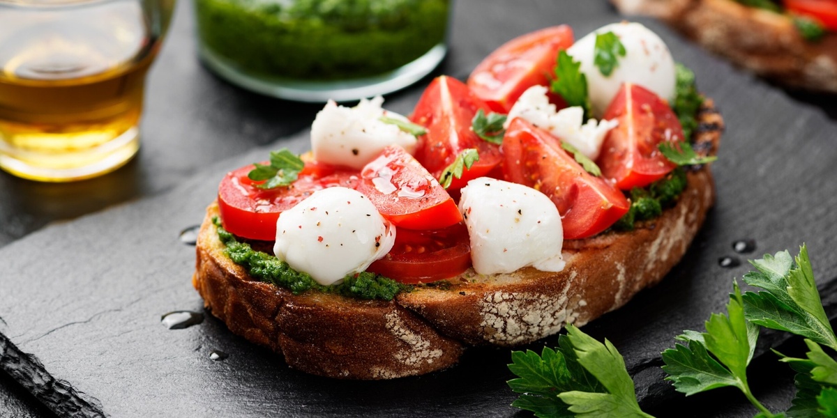 Сендвич с Моцареллой, Помидорами и Песто 