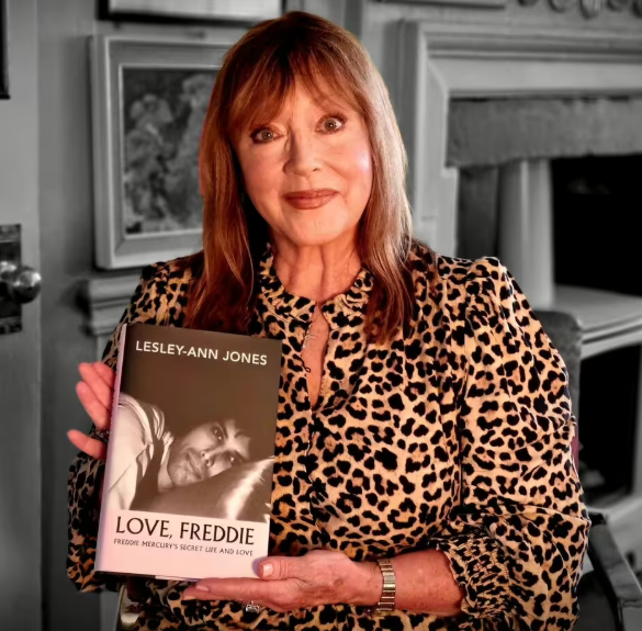 Лесли-Энн Джонс со своей новой книгой, посвященной вокалисту Queen