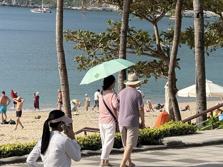 Как выглядит город в Китае, где зимуют наши пенсионеры