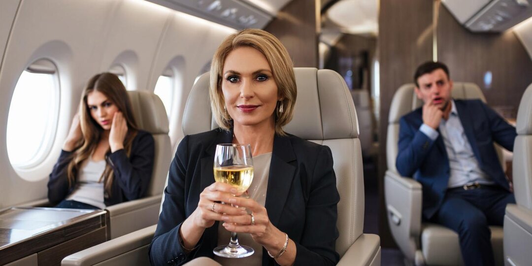 Муж улетел с любовницей на курорт, думая, что я ничего не знаю. Он не догадывался, что я сижу в соседнем кресле....