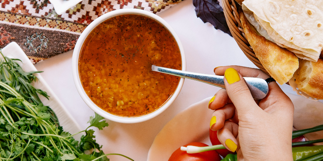 Сытный суп с чечевицей и копчёными колбасками