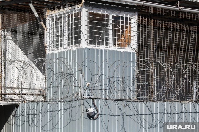 В Каменске-Уральском в колонию №47 попытались провезти автомат с гранатой