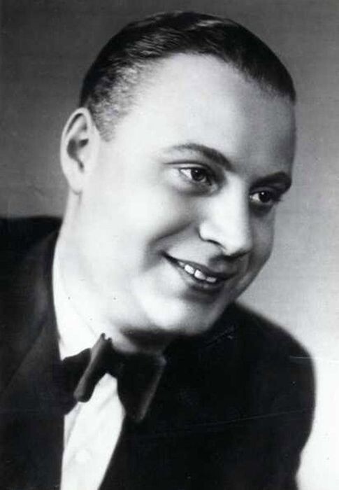 Александр Менакер