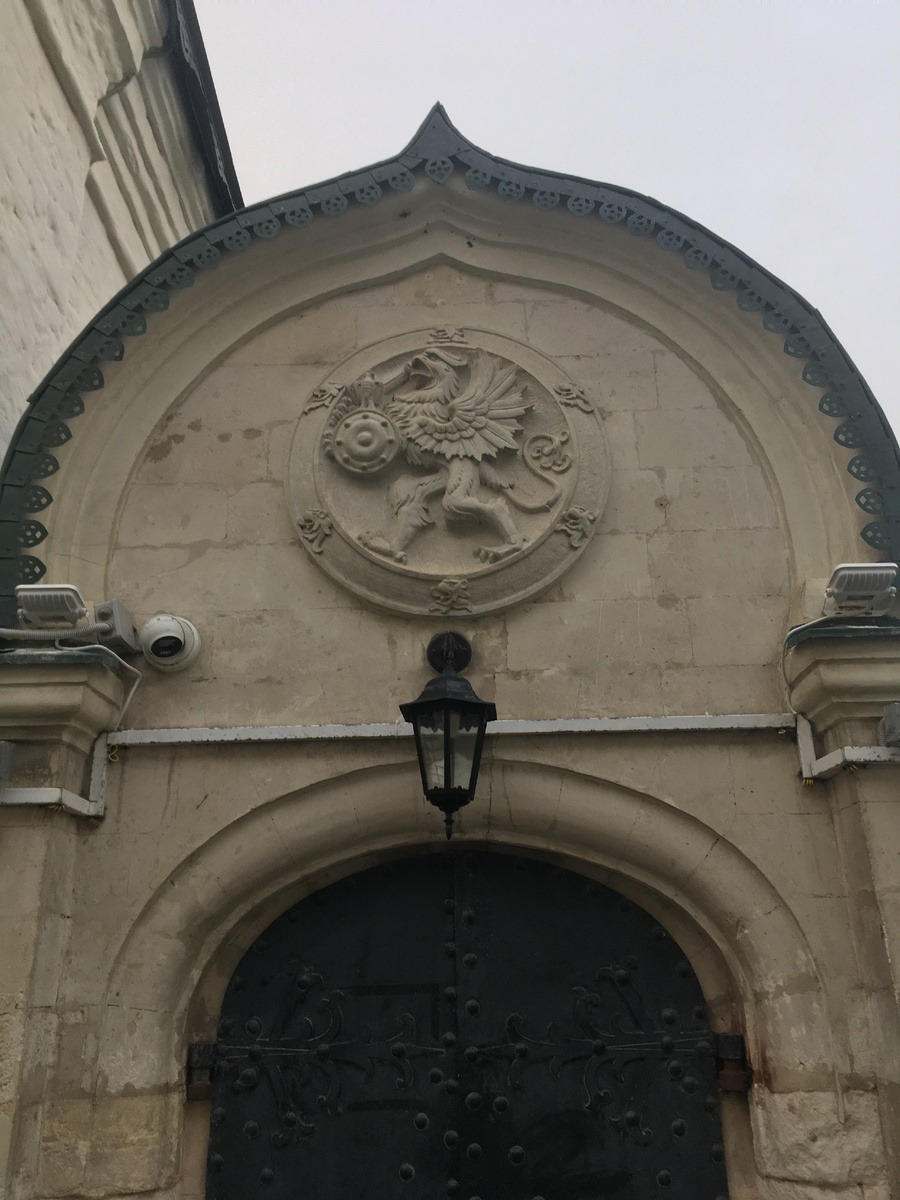 Грифон над калиткой "Палат бояр Романовых" на Варварке