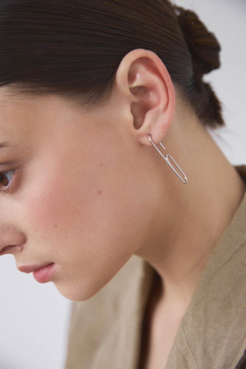 Серебряная моносерьга «Скрепка»
