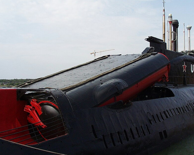 Поднятый пусковой ракетный контейнер на подводной лодке проекта 651