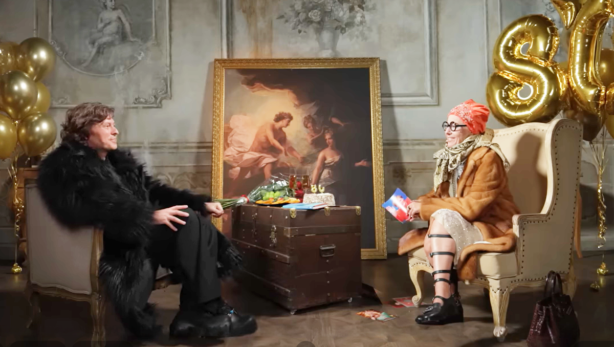 Классный момент из интервью. Собчак в образе бабушки, чтобы понравиться Прохору /скрин:https://www.youtube.com/watch?v=E1e7SsqO6a0&t=8835s