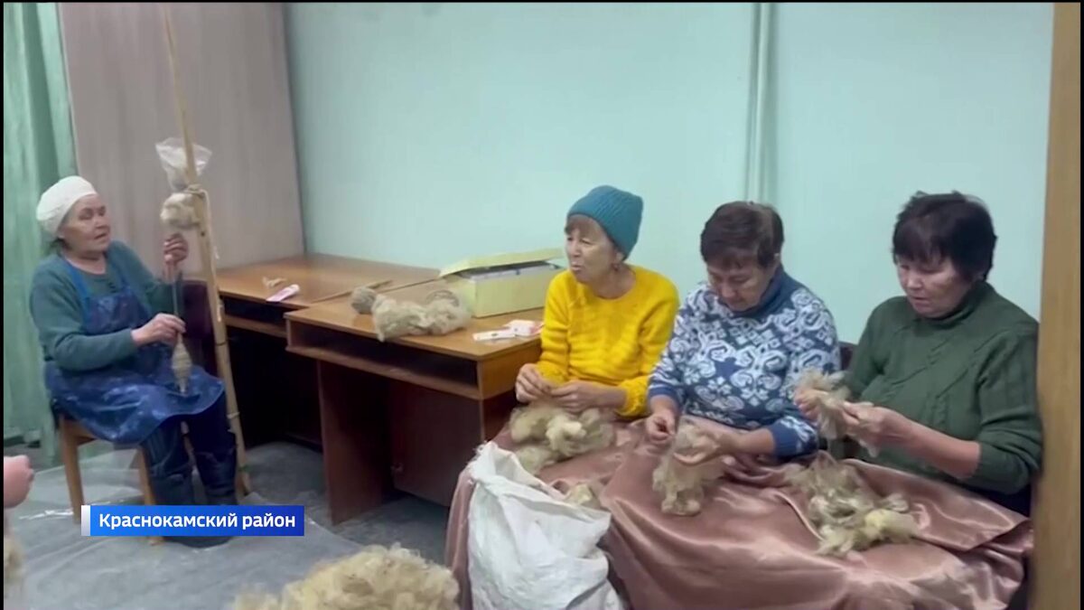    Волонтеры освоили прядение шерсти для теплых вещей участникам СВО из Башкортостана