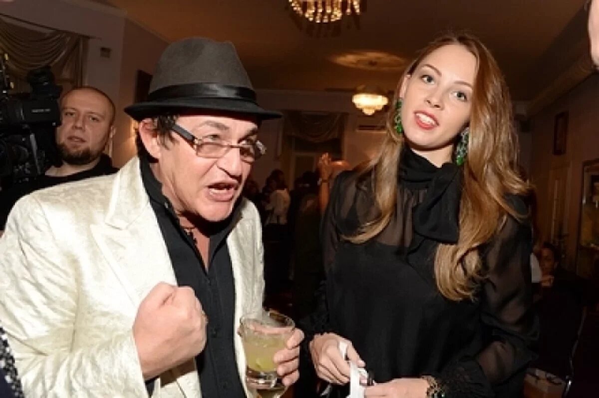    Развод и скандал с брюками.