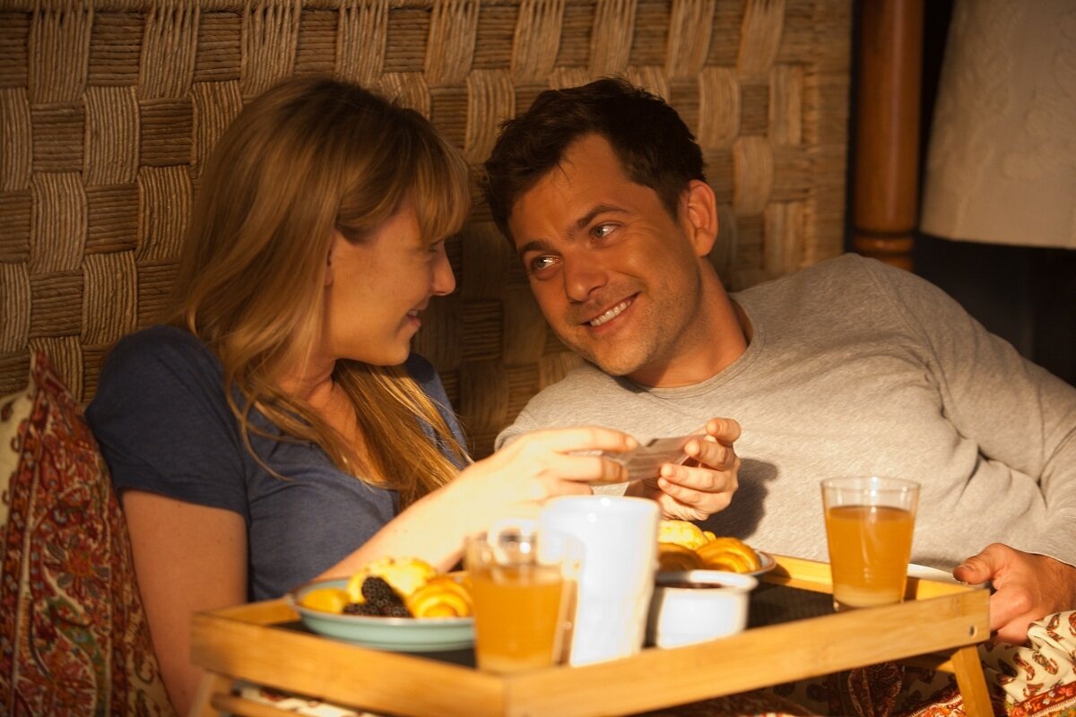 Главные герои сериала «Грань» в домашней обстановке - эти персонажи сталкиваются не только с паранормальными явлениями и странными расследованиями, но и с важными моментами судьбы и человеческих отношений, (источник: kinopoisk.ru)