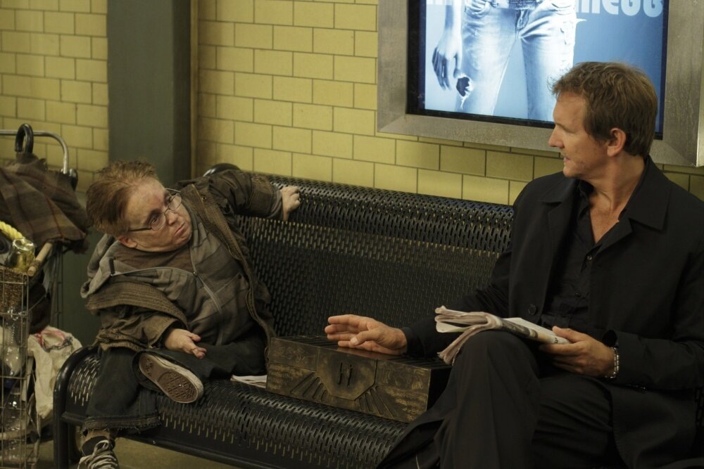 Важная встреча героев сериала «Грань» на скамейке метро - здесь каждое случайное знакомство может обернуться началом нового расследования или загадки судьбы, (источник: kinopoisk.ru)