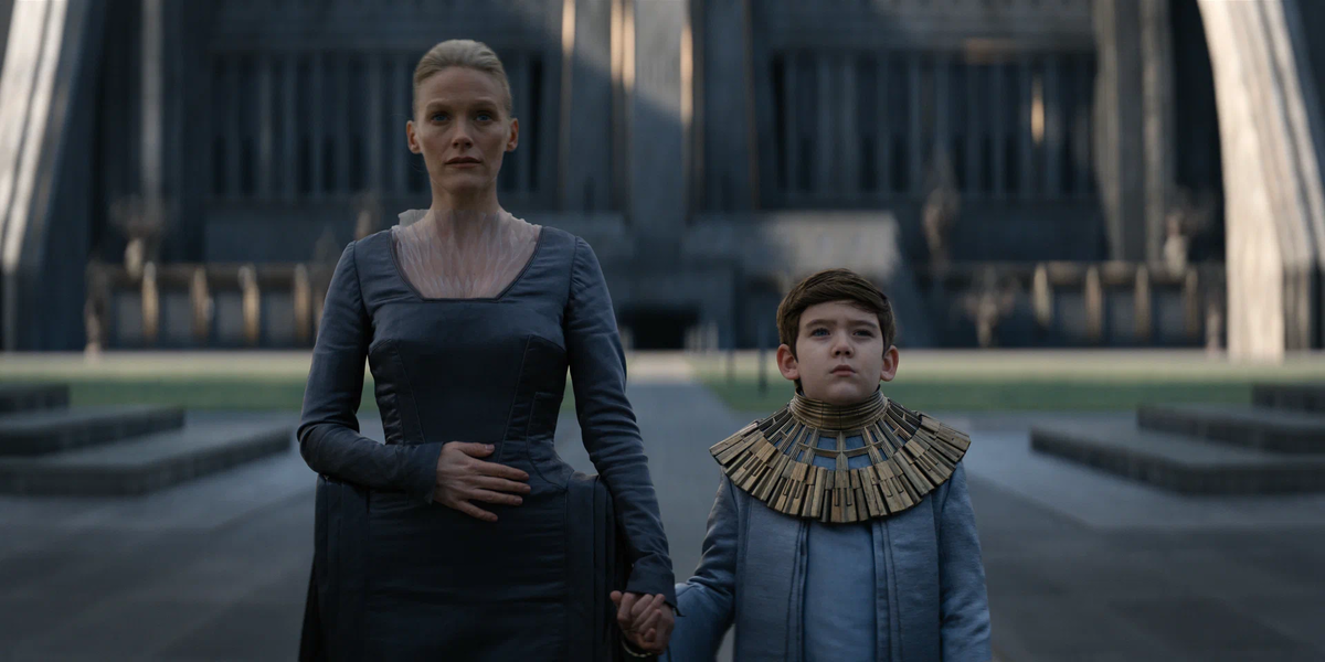 Кадр из сериала «Основание», в котором судьба героев переплетается с судьбой империи - здесь мистические и научные идеи становятся основой для ярких историй о будущем человечества, (источник: kinopoisk.ru)