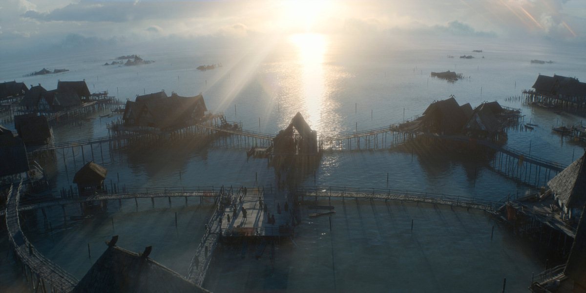 Вид на поселение на воде из сериала «Основание» - атмосфера загадки, научных открытий и поиска будущего, где каждый дом скрывает свою часть истории великой империи, (источник: kinopoisk.ru)