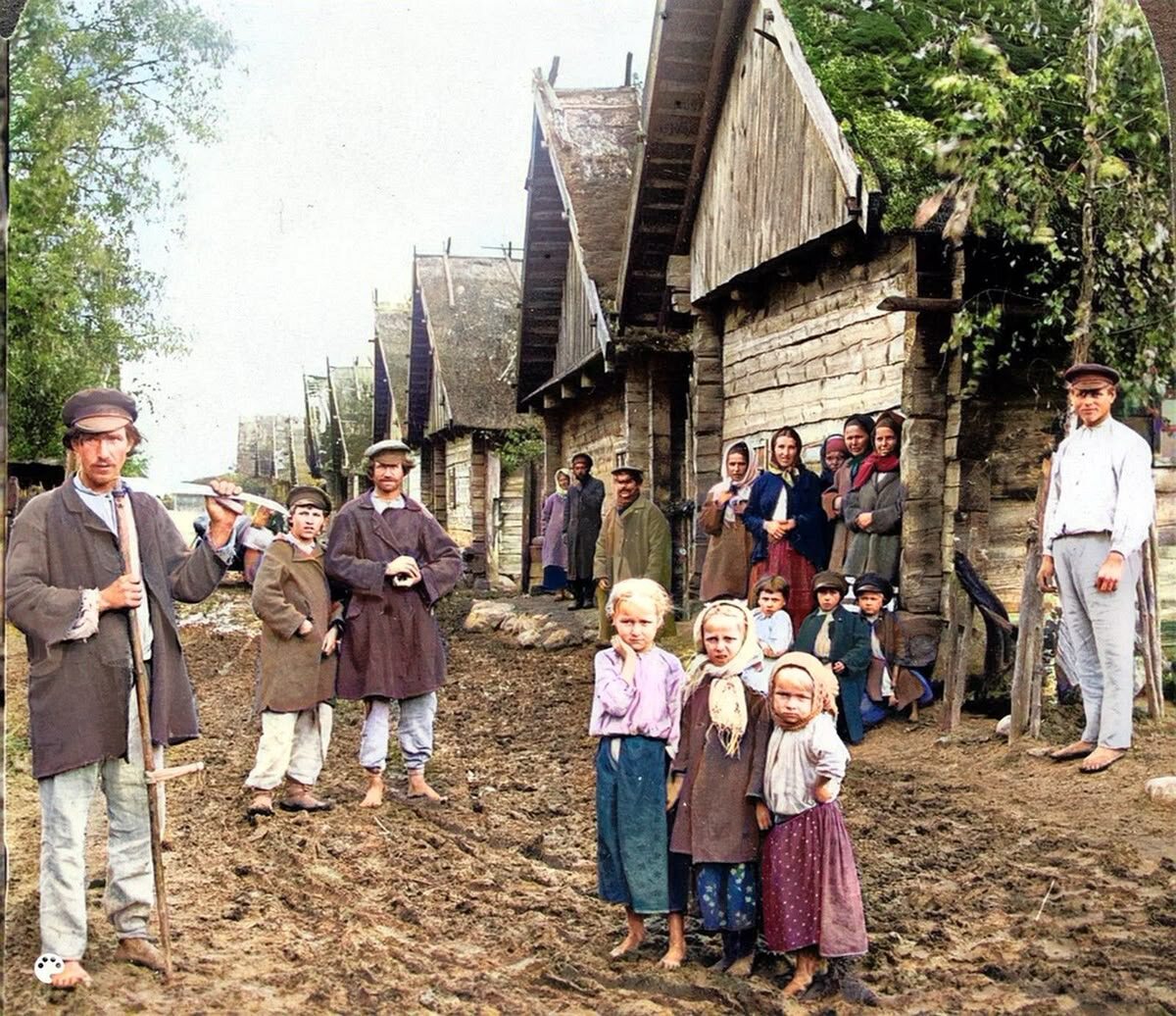 Крестьяне на улице сельской деревни в России начала 1900-х гг.