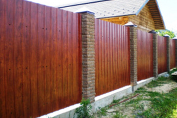 Забор из профнастила под дерево